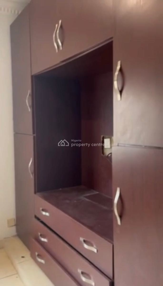 Serviced 2 Bedroom Penthouse with a Study Room, Lekki Phase 1, Lekki, Lagos, Flat / Apartment for Rent