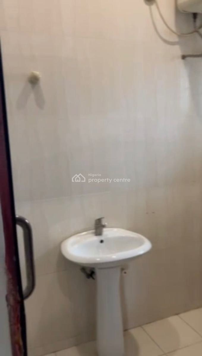 Serviced 2 Bedroom Penthouse with a Study Room, Lekki Phase 1, Lekki, Lagos, Flat / Apartment for Rent