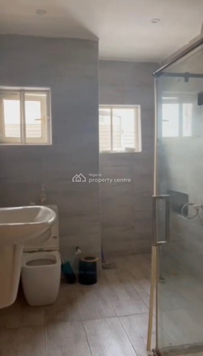 Serviced 2 Bedroom Penthouse with a Study Room, Lekki Phase 1, Lekki, Lagos, Flat / Apartment for Rent