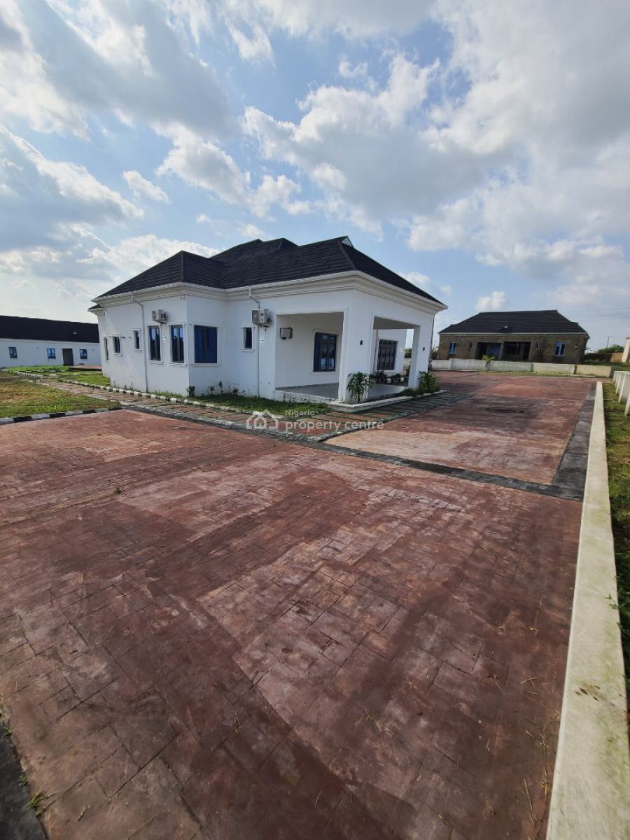 4 Bedroom Furnished Ully Detached Bungalow  with 2 Set Back Mini Flat, Osun State Osogbo, on The Road  Opposite Governor’s Office, Osogbo, Osun, Detached Bungalow for Sale