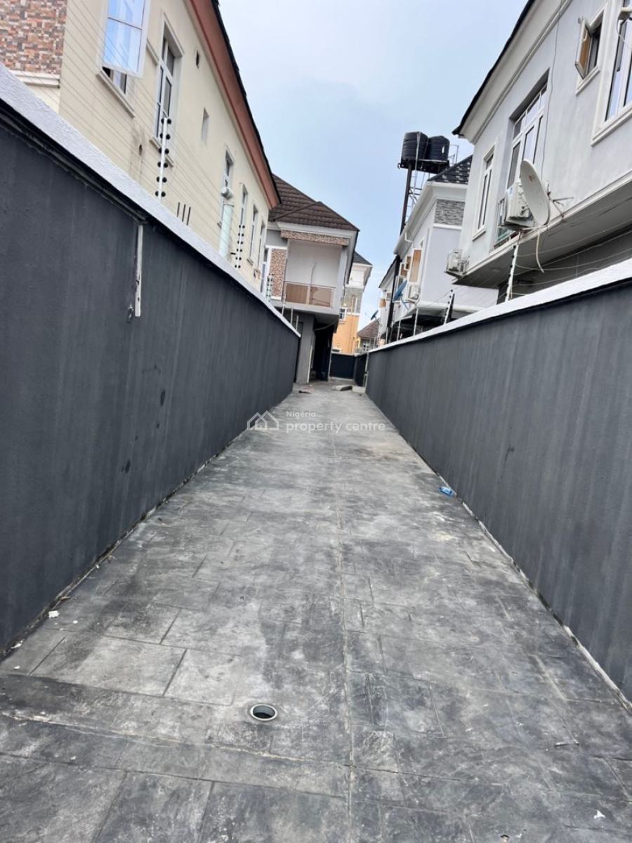 Distress Property Newly Refurbished 4bedroom Semi Detached Duplex &bq, Bera Estate ,chevron ,lekki,lagos,nigeria, Lekki, Lagos, Detached Duplex for Sale