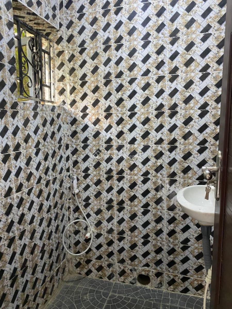 2 Bedroom Flat Upstairs, Alagomeji, Yaba, Lagos, Flat / Apartment for Rent