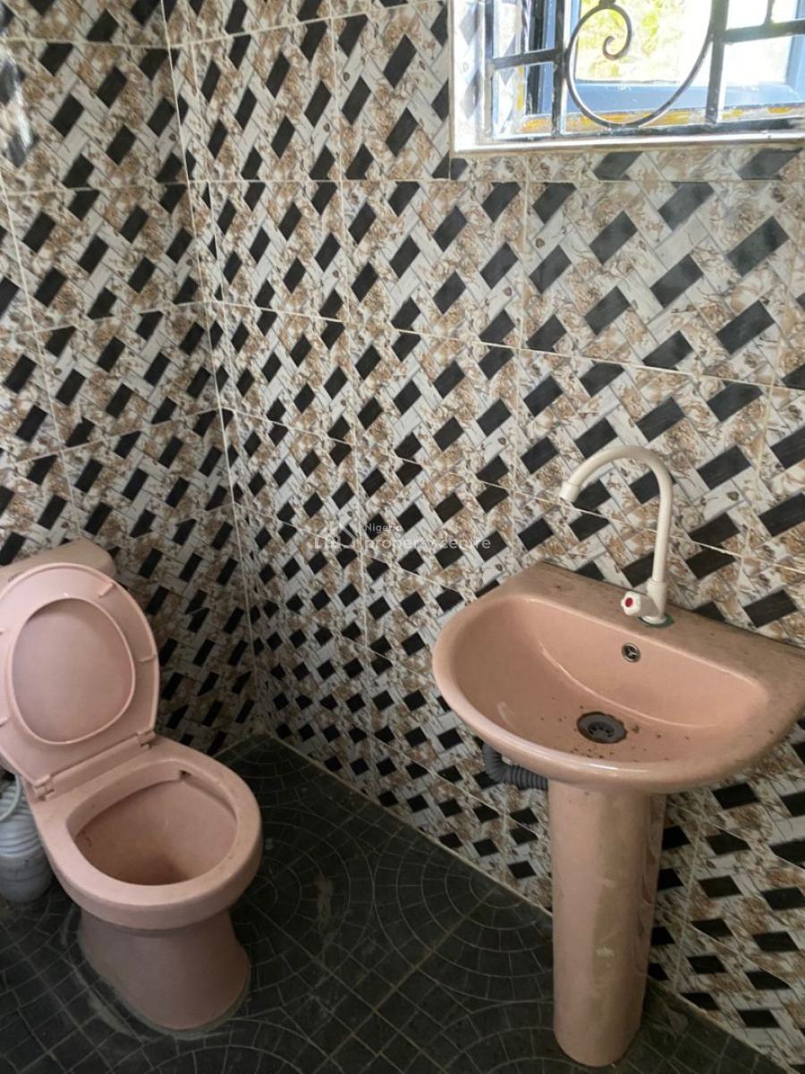 2 Bedroom Flat Upstairs, Alagomeji, Yaba, Lagos, Flat / Apartment for Rent