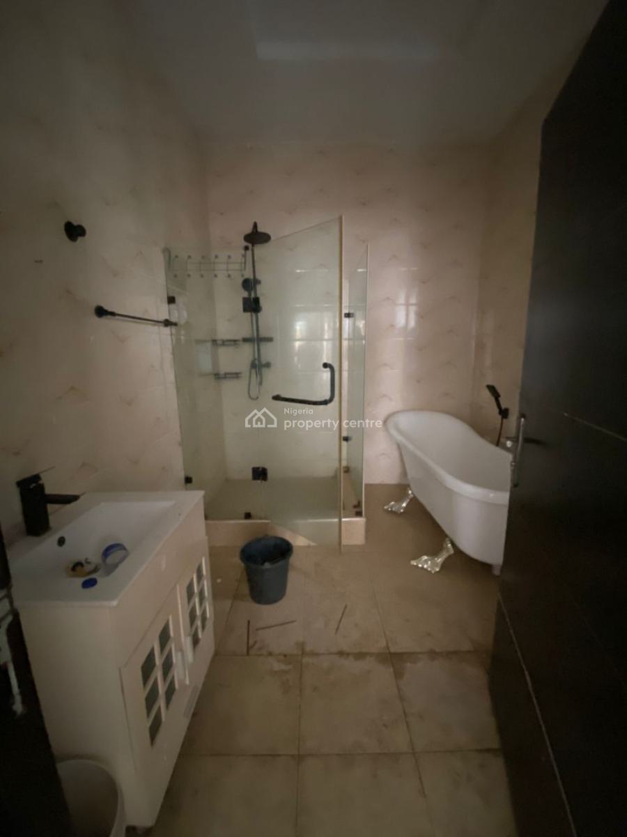 Spacious Master Bedroom, Osapa, Lekki, Lagos, Flat / Apartment for Rent