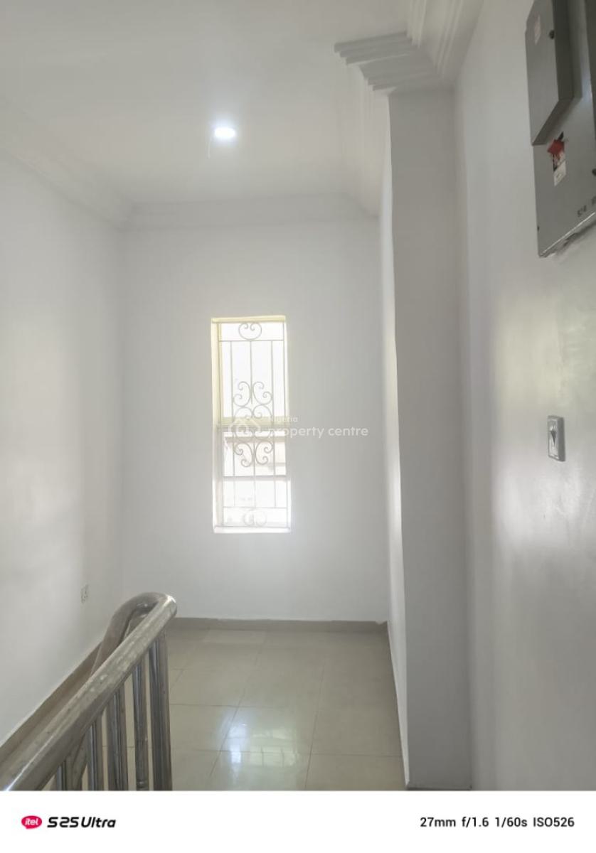 Well Maintained 2 Bedroom Flat Upstairs, Chevron Alternative Route, Lekki, Lagos, Flat / Apartment for Rent