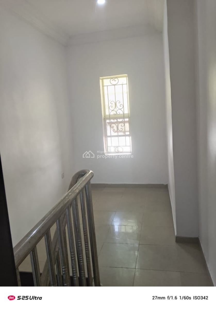 Well Maintained 2 Bedroom Flat Upstairs, Chevron Alternative Route, Lekki, Lagos, Flat / Apartment for Rent