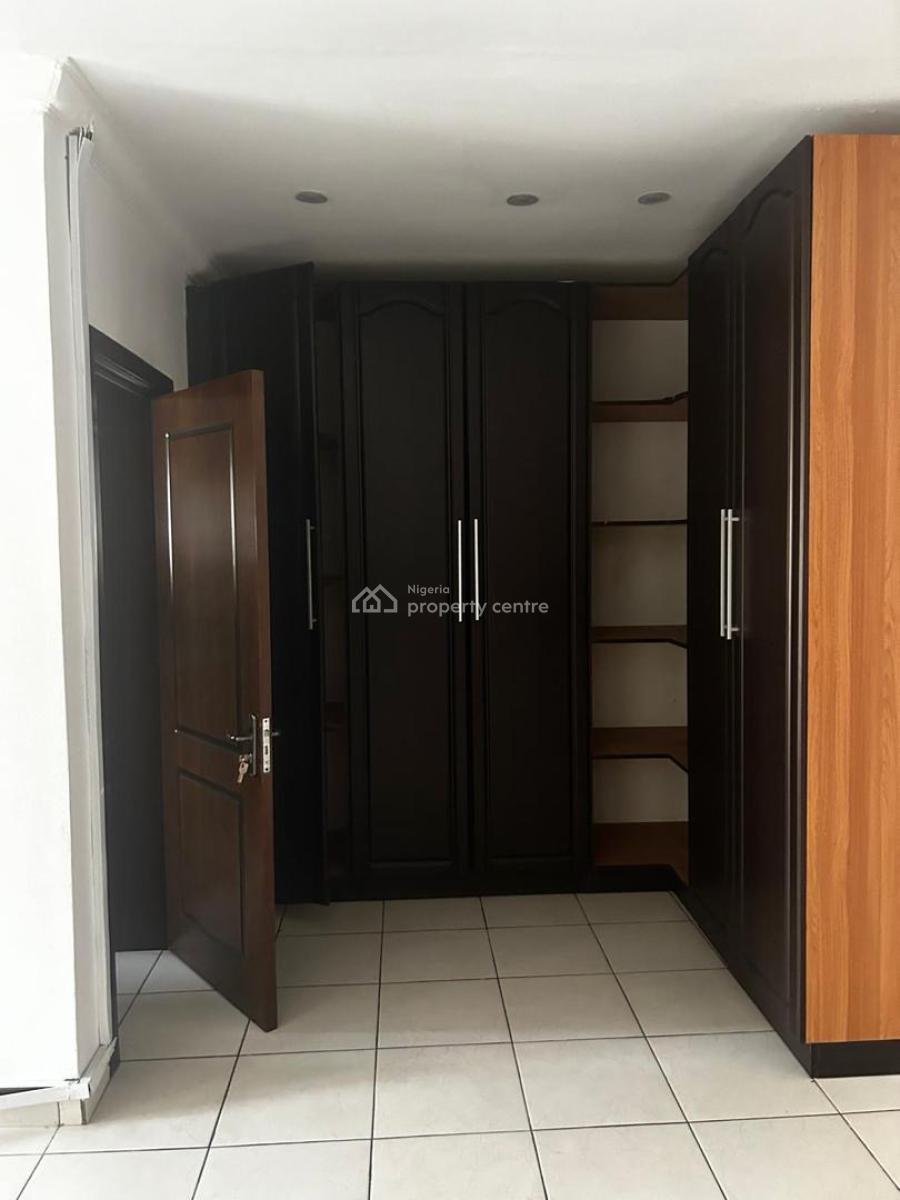 Distress 4 Bedroom Terrace Duplex with Bq, Osapa, Lekki, Lagos, Terraced Duplex for Sale