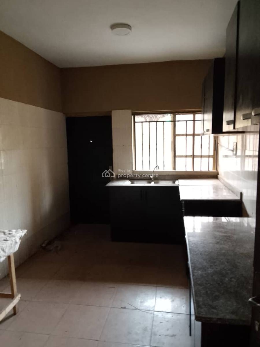 3 Bedroom Flat Downstairs Available 3 Toilets, Gra Phase 1, Magodo, Lagos, Flat / Apartment for Rent