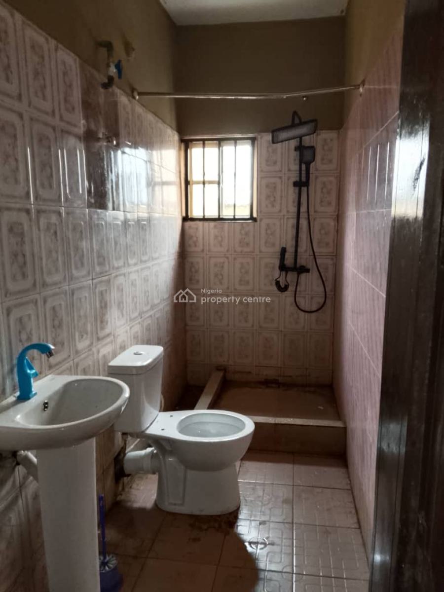 3 Bedroom Flat Downstairs Available 3 Toilets, Gra Phase 1, Magodo, Lagos, Flat / Apartment for Rent