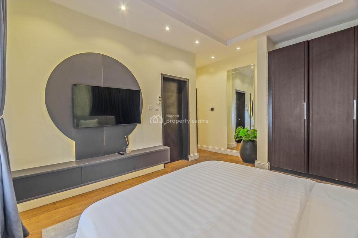 Spacious 3 Three Bedroom Apartment with Bathtub ,private Balcony with, Lekki Phase 1, Lekki, Lagos, Flat / Apartment Short Let