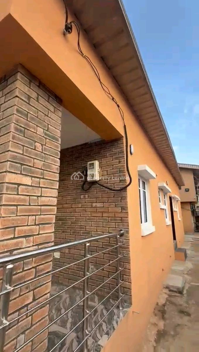 a Standard 3 Bedroom Bungalow, Via Bode Thomas, Eric Moore, Surulere, Lagos, Flat / Apartment for Rent