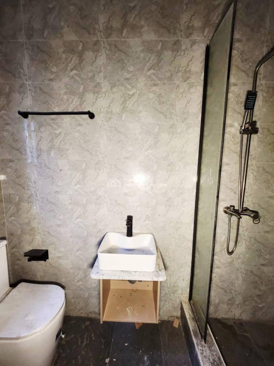 Spacious 2 Bedroom Apartment, Lekki Phase 1, Lekki, Lagos, Flat / Apartment for Rent