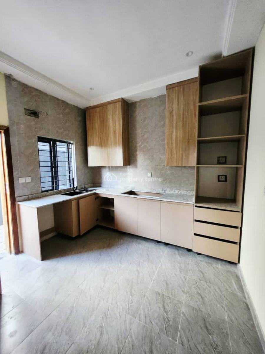 Spacious 2 Bedroom Apartment, Lekki Phase 1, Lekki, Lagos, Flat / Apartment for Rent