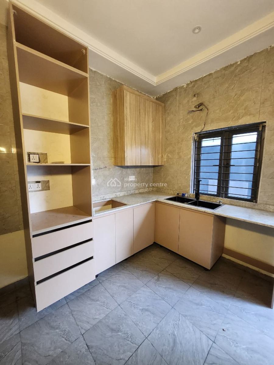 Spacious 2 Bedroom Apartment, Lekki Phase 1, Lekki, Lagos, Flat / Apartment for Rent