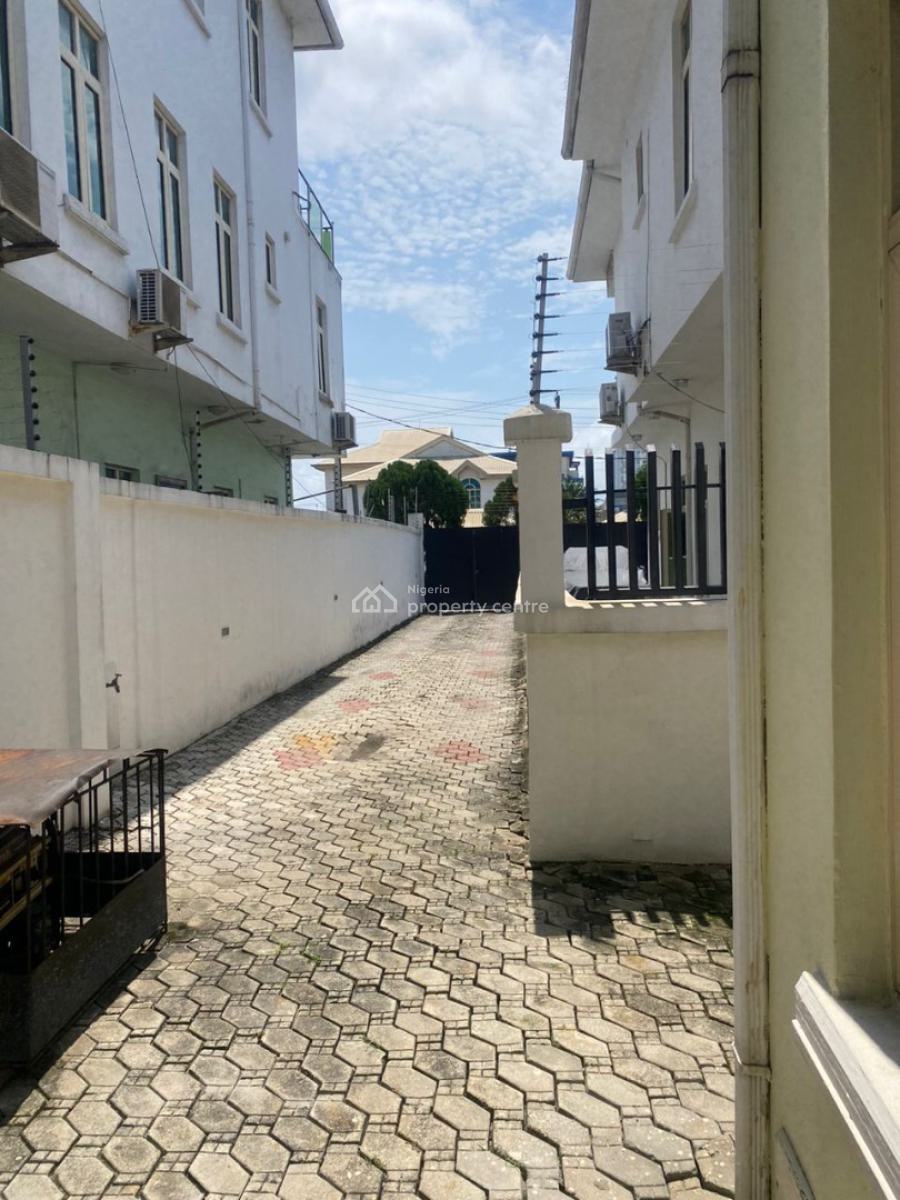 Luxurious 2 Bedrooms Flat Apartment, By Ebaeno Supermarket, Lekki Phase 1, Lekki, Lagos, Flat / Apartment for Rent