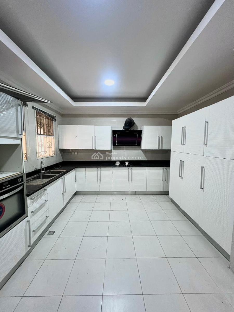 Serviced with 24/7 Power Supply 2 Bedroom En-suite Penthouse Flat, Lekki Phase 1, Lekki, Lagos, Flat / Apartment for Rent