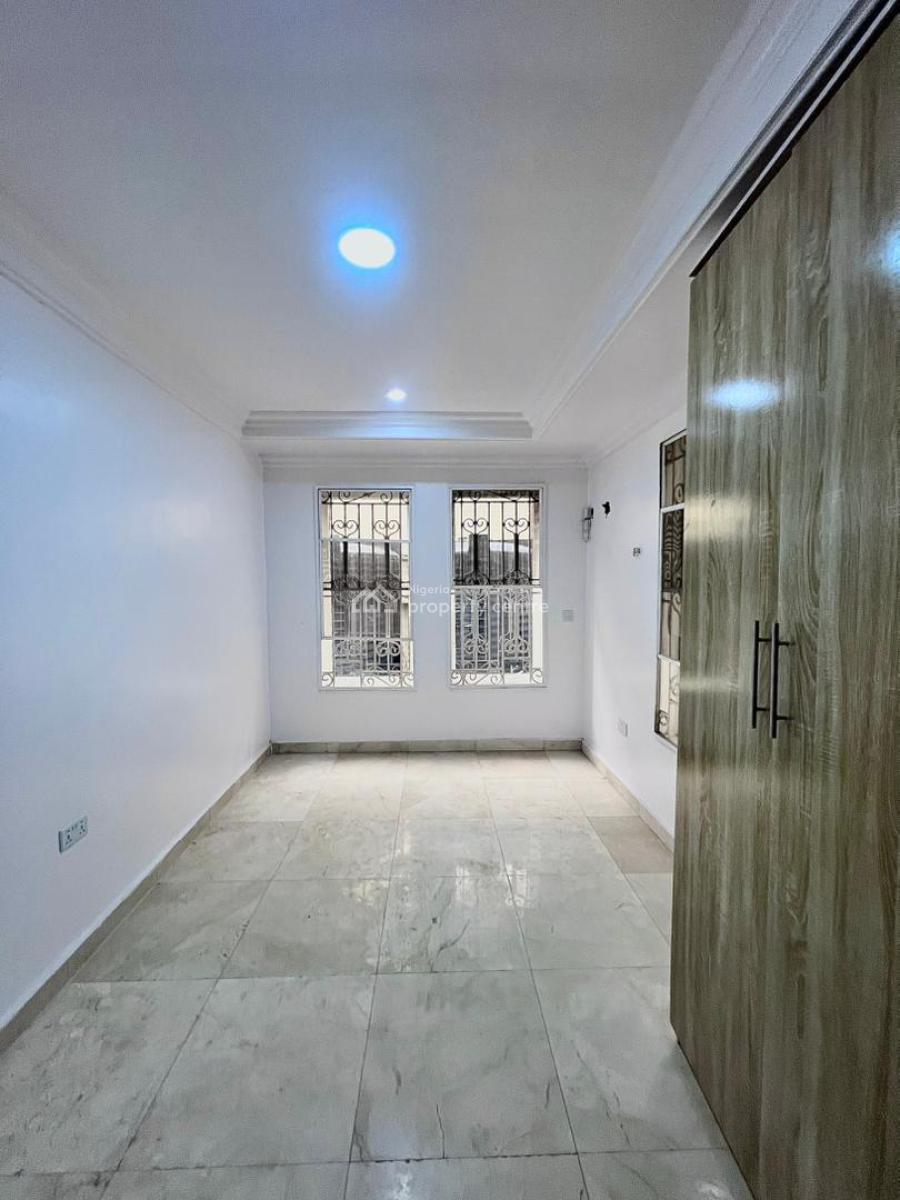 Serviced with 24/7 Power Supply 2 Bedroom En-suite Penthouse Flat, Lekki Phase 1, Lekki, Lagos, Flat / Apartment for Rent