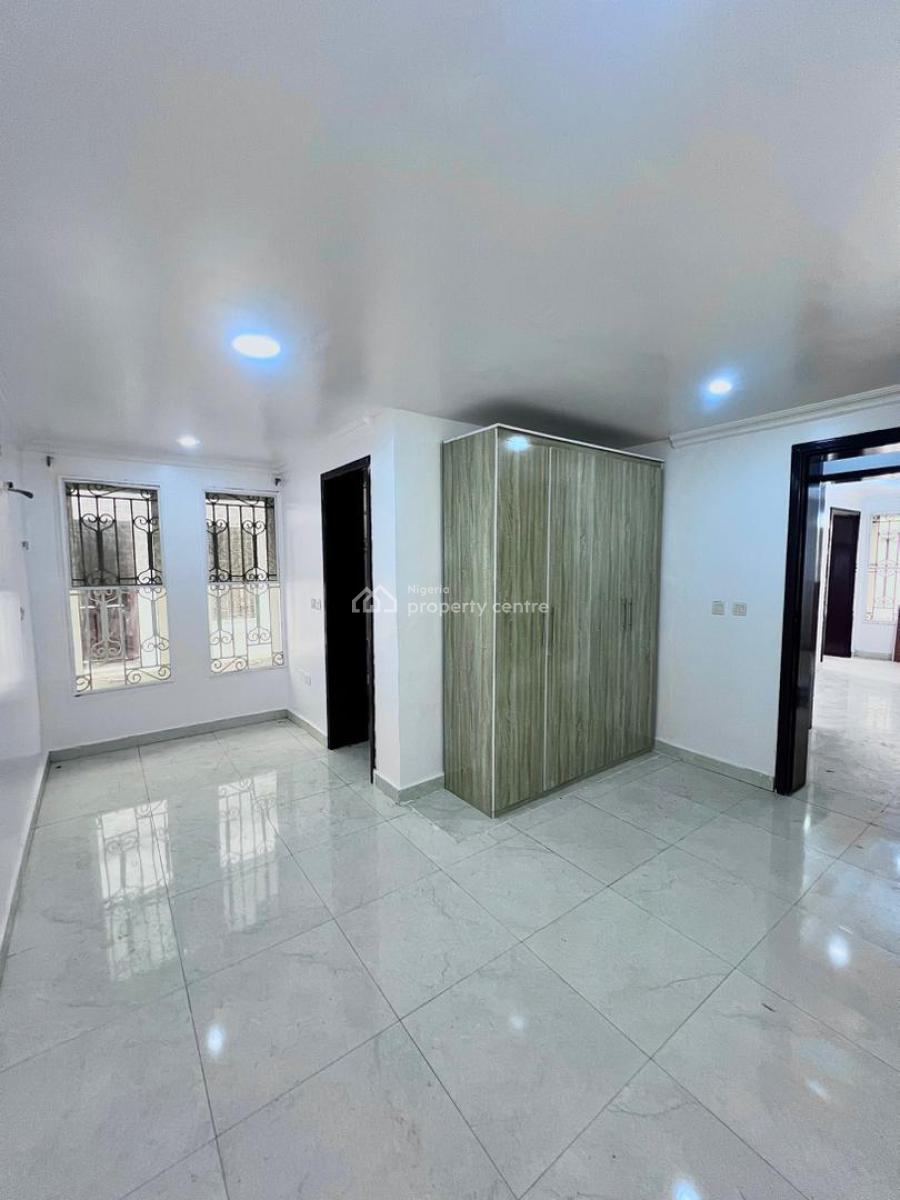 Serviced with 24/7 Power Supply 2 Bedroom En-suite Penthouse Flat, Lekki Phase 1, Lekki, Lagos, Flat / Apartment for Rent