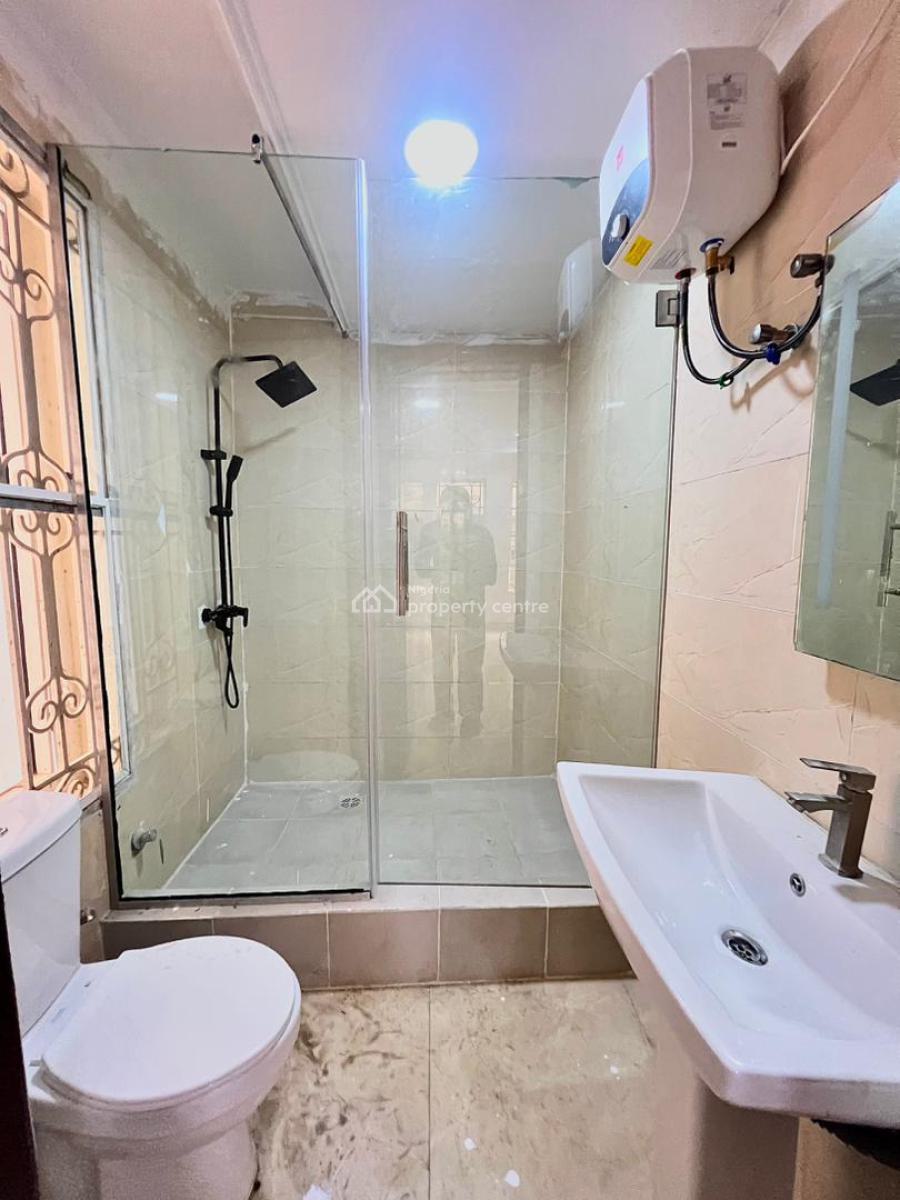 Serviced with 24/7 Power Supply 2 Bedroom En-suite Penthouse Flat, Lekki Phase 1, Lekki, Lagos, Flat / Apartment for Rent