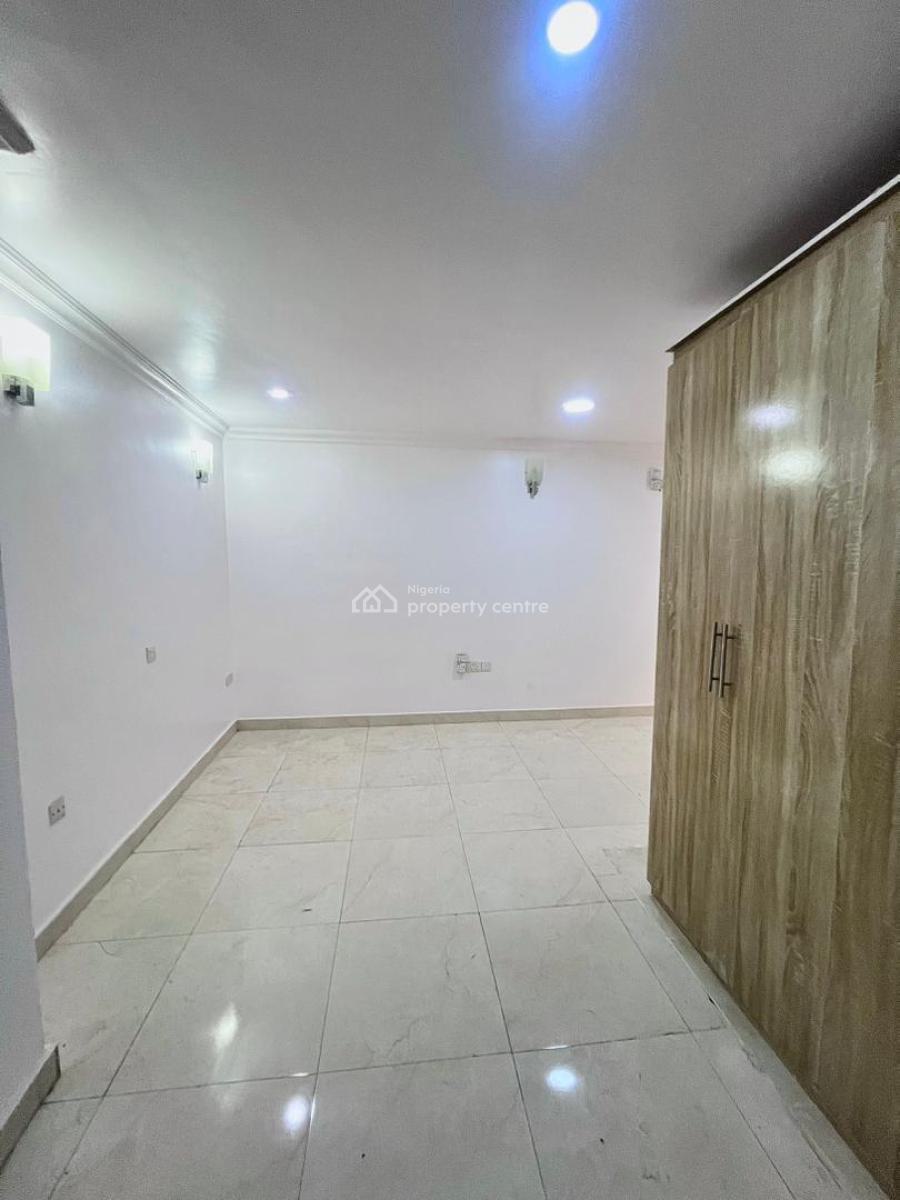 Serviced with 24/7 Power Supply 2 Bedroom En-suite Penthouse Flat, Lekki Phase 1, Lekki, Lagos, Flat / Apartment for Rent