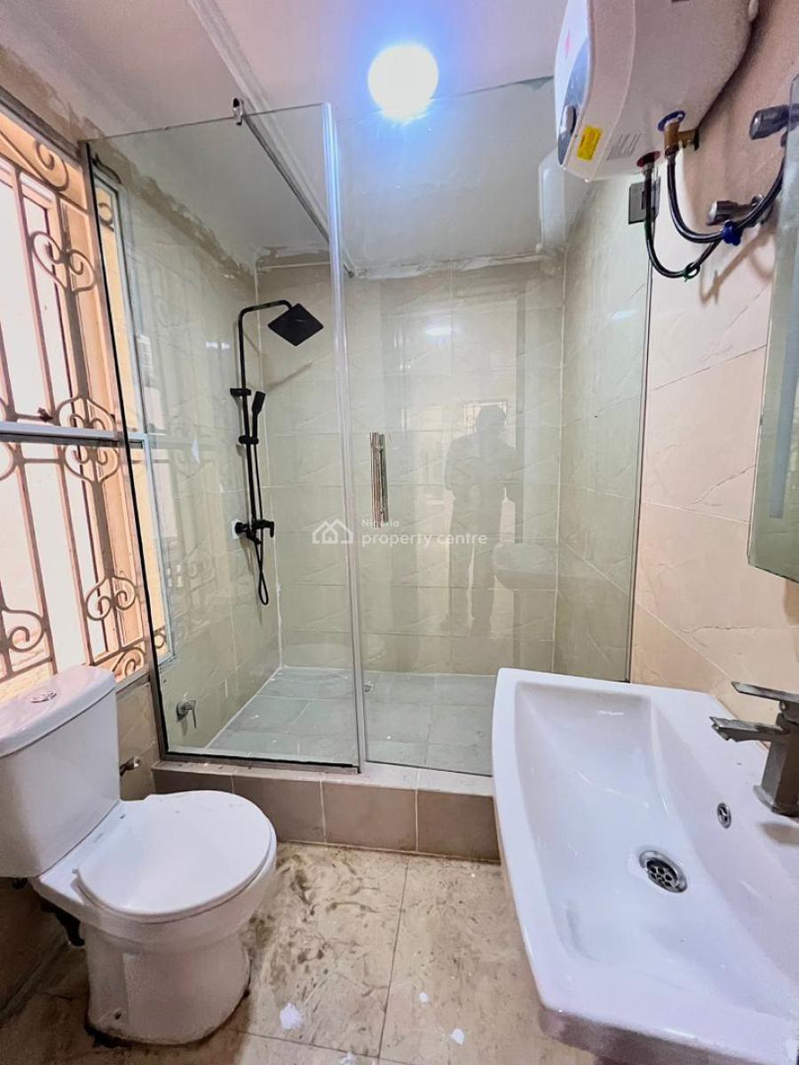 Serviced with 24/7 Power Supply 3 Bedroom En-suite Compact Flat, Lekki Phase 1, Lekki, Lagos, Flat / Apartment for Rent