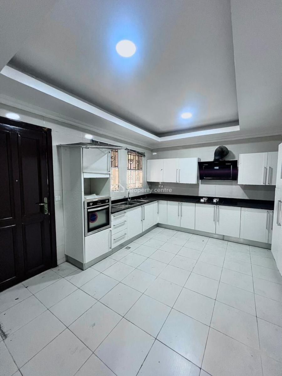 Serviced with 24/7 Power Supply 3 Bedroom En-suite Compact Flat, Lekki Phase 1, Lekki, Lagos, Flat / Apartment for Rent
