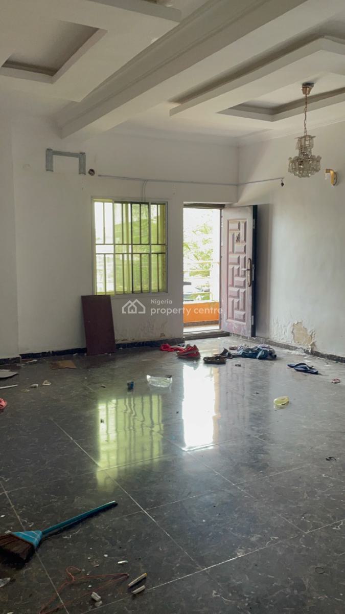 Service Distress 2 Bedrooms, Chevron Drive, Lekki Expressway, Lekki, Lagos, Block of Flats for Sale