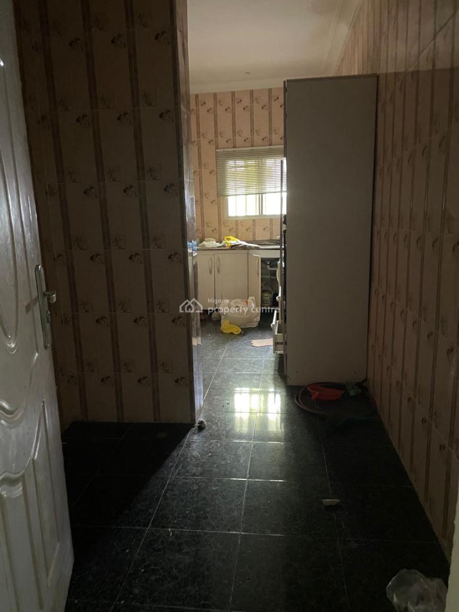 Service Distress 2 Bedrooms, Chevron Drive, Lekki Expressway, Lekki, Lagos, Block of Flats for Sale