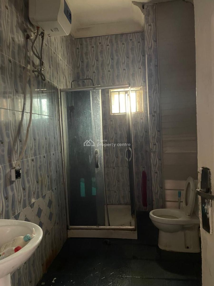 Service Distress 2 Bedrooms, Chevron Drive, Lekki Expressway, Lekki, Lagos, Block of Flats for Sale