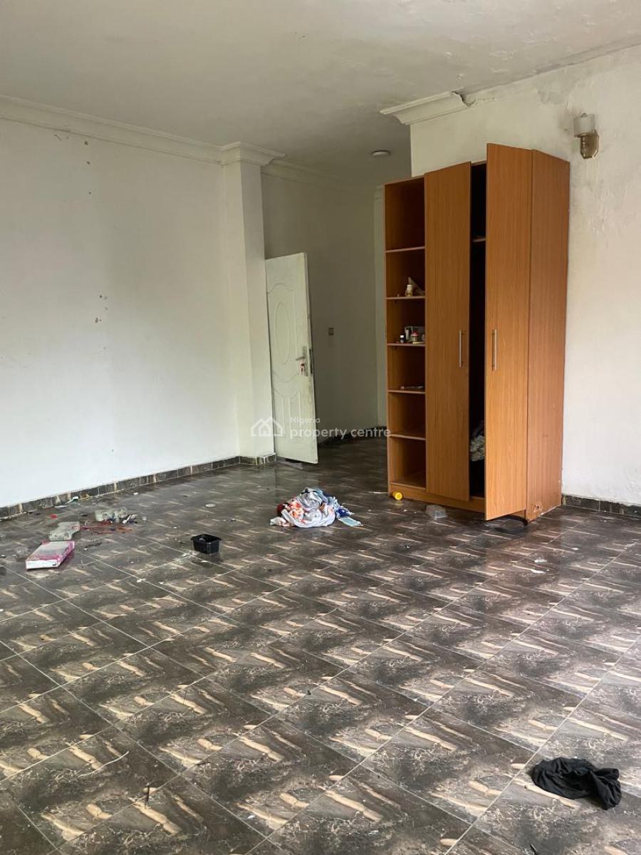 Service Distress 2 Bedrooms, Chevron Drive, Lekki Expressway, Lekki, Lagos, Block of Flats for Sale