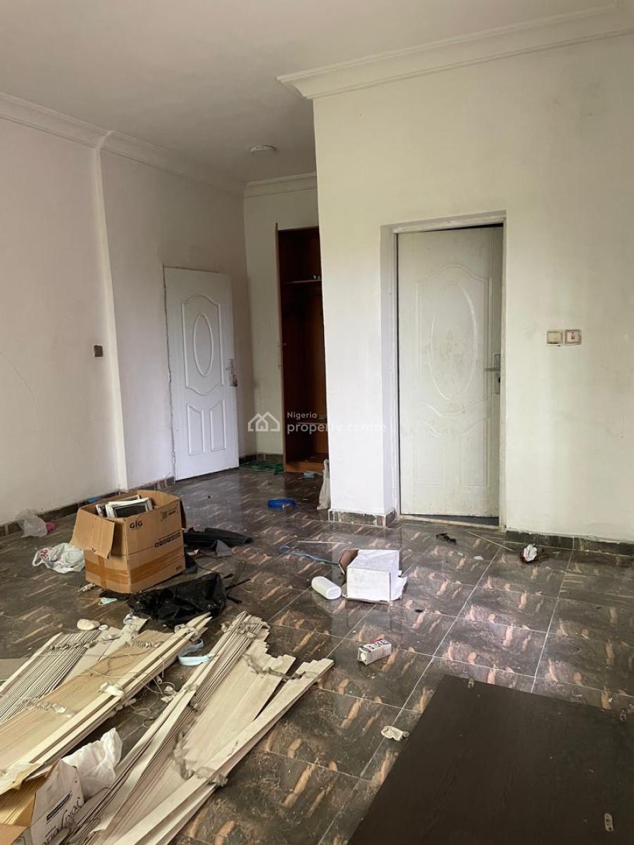 Service Distress 2 Bedrooms, Chevron Drive, Lekki Expressway, Lekki, Lagos, Block of Flats for Sale