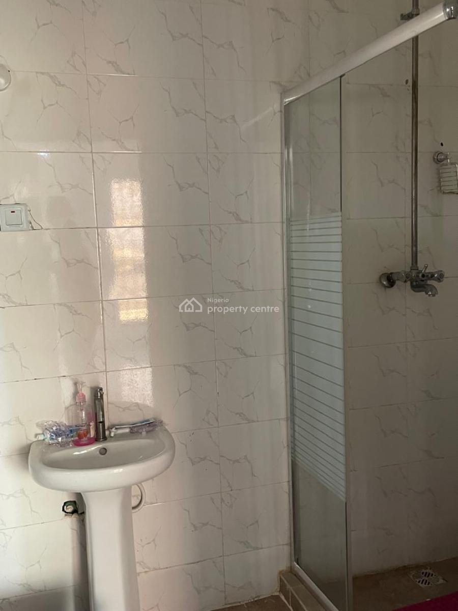 Specious 2 Bedrooms Flat, Chevron, Lekki, Lagos, Flat / Apartment for Sale