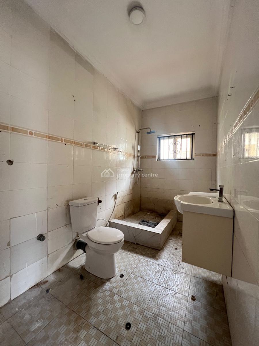 Spacious Master Bedroom, Chevron, Lekki, Lagos, Flat / Apartment for Rent