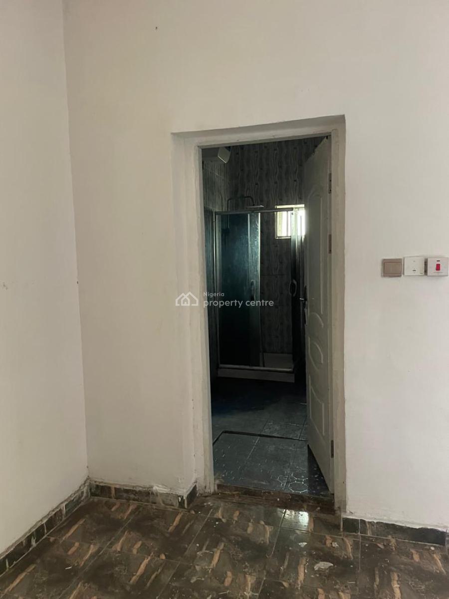 Distress 2 Bedroom Serviced Apartment, Paradise 3 Estate Chevron Drive, Lekki, Lagos, Flat / Apartment for Sale