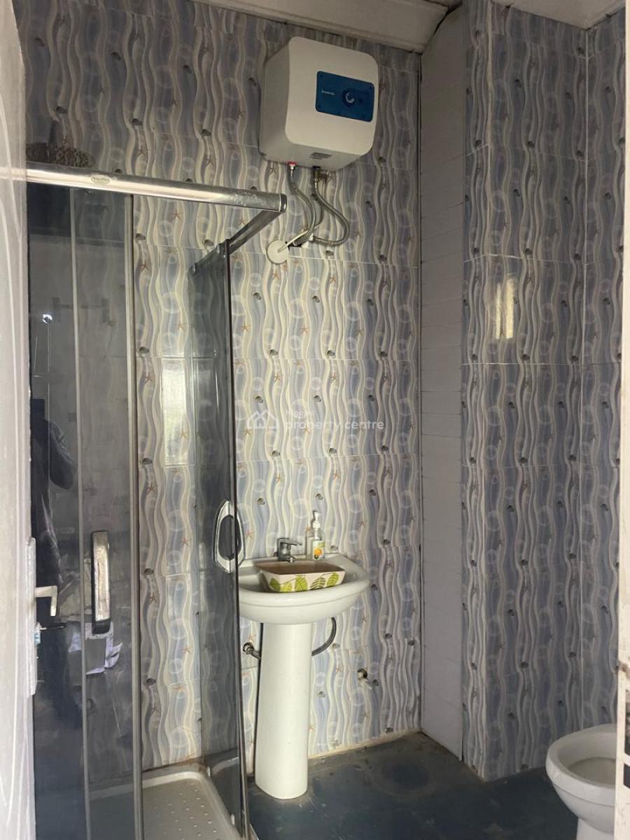 Distress 2 Bedrooms Flat, Chevron, Lekki, Lagos, Flat / Apartment for Sale