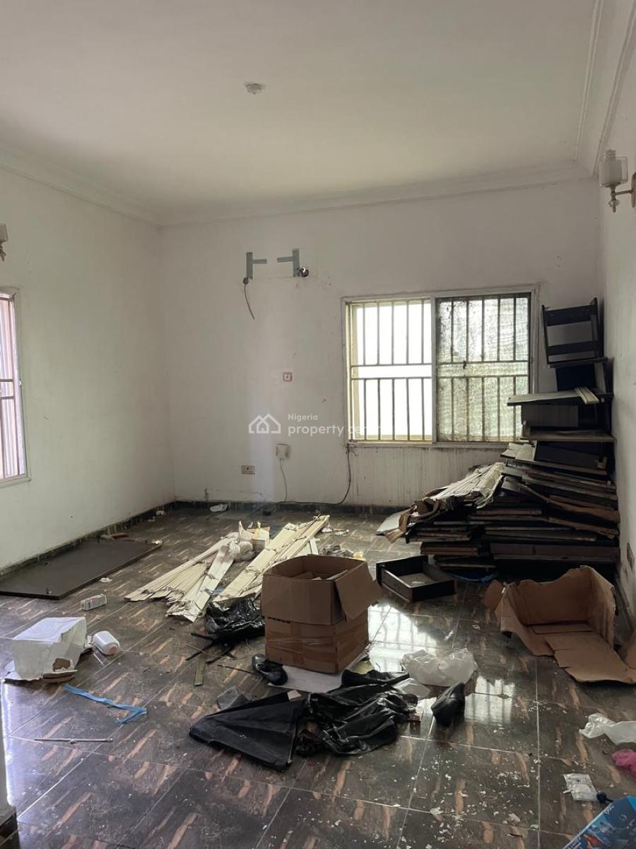 Distress 2 Bedrooms Flat, Chevron, Lekki, Lagos, Flat / Apartment for Sale