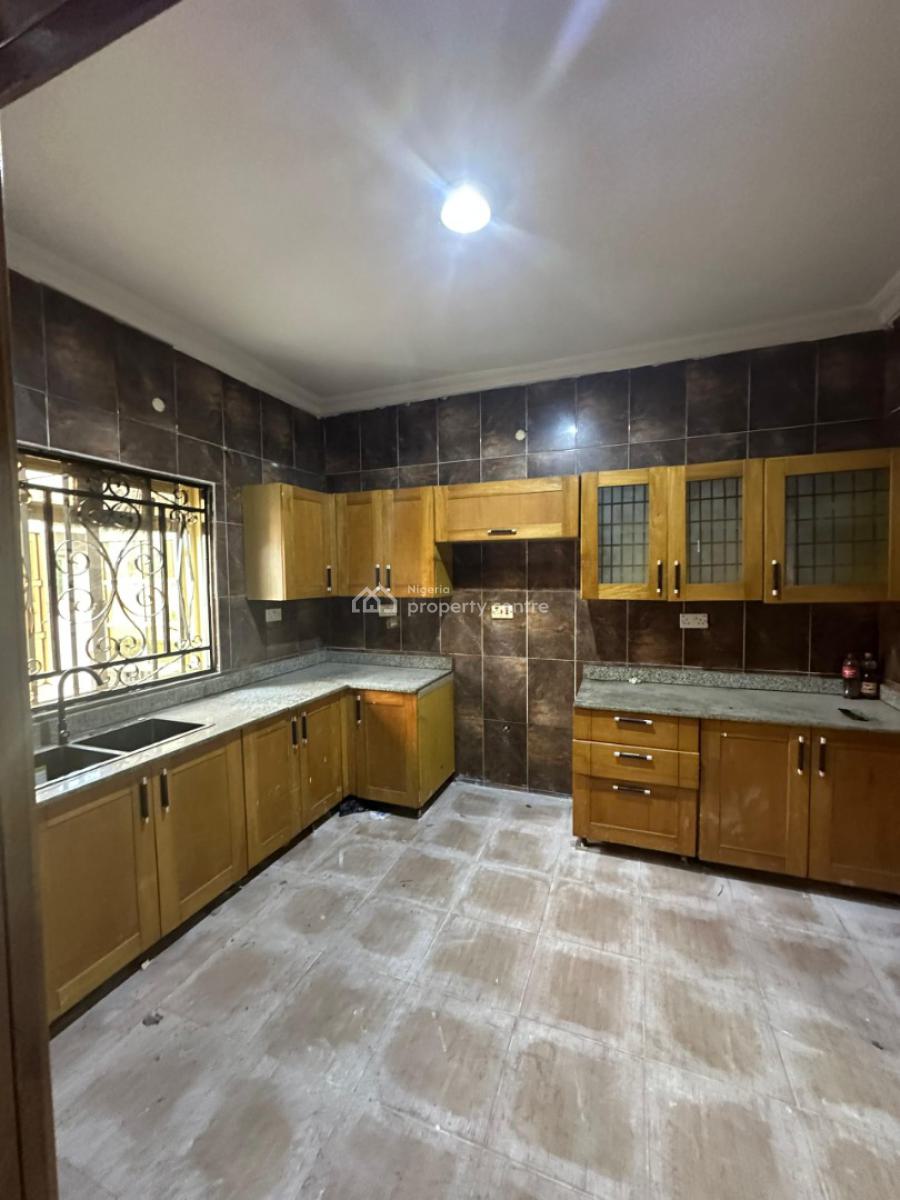 Neatly Built 3 Bedroom Apartment, Lekki Phase 1, Lekki, Lagos, Flat / Apartment for Rent