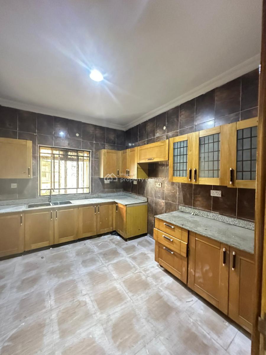 Neatly Built 3 Bedroom Apartment, Lekki Phase 1, Lekki, Lagos, Flat / Apartment for Rent