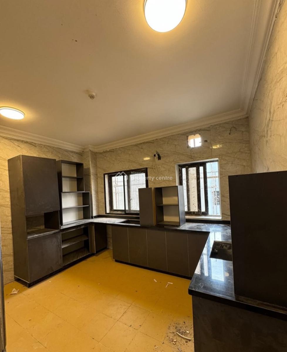 Brand New and Serviced with 24/7 Power Supply 2 Bedroom En-suite Flat., Lekki Phase 1, Lekki, Lagos, Flat / Apartment for Rent