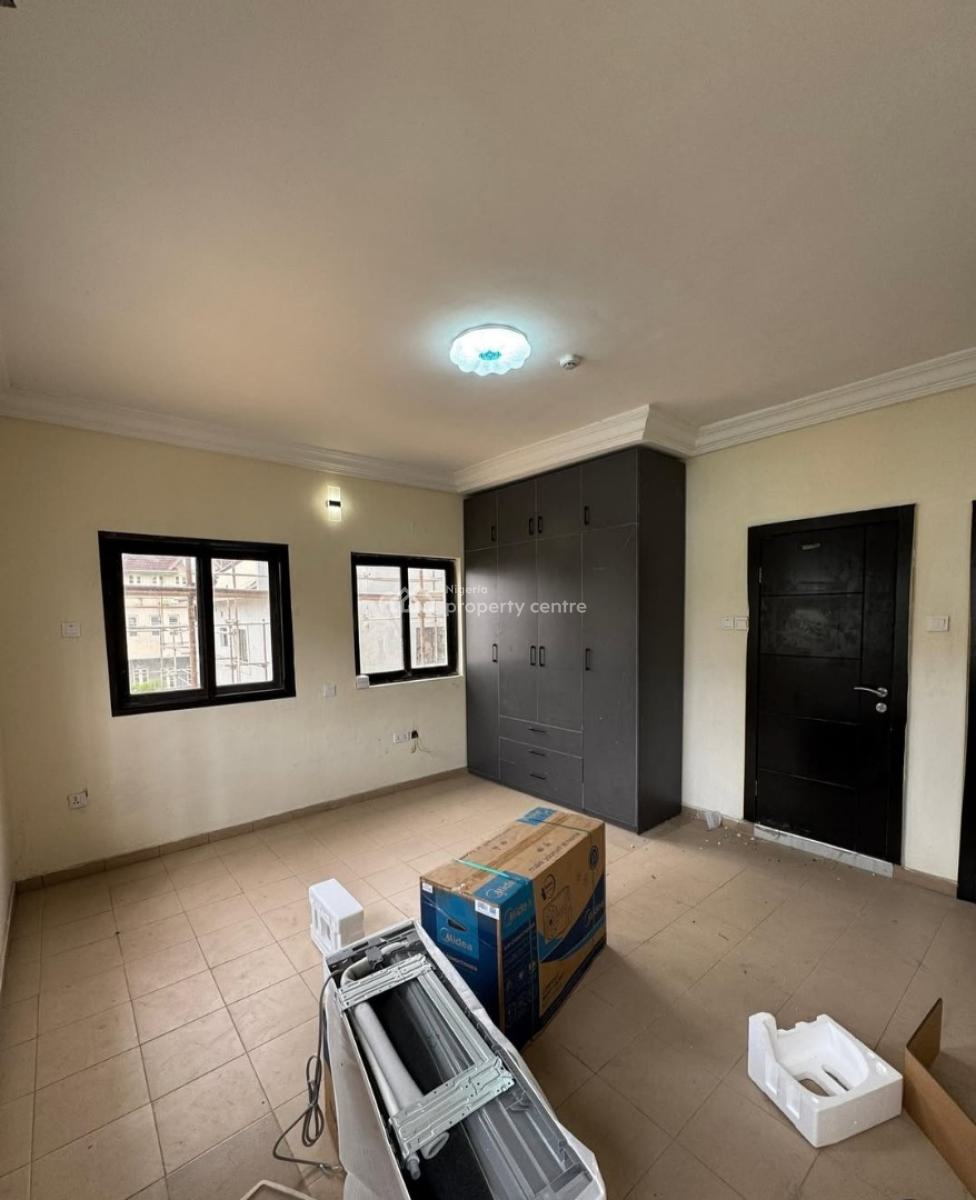 Brand New and Serviced with 24/7 Power Supply 2 Bedroom En-suite Flat., Lekki Phase 1, Lekki, Lagos, Flat / Apartment for Rent