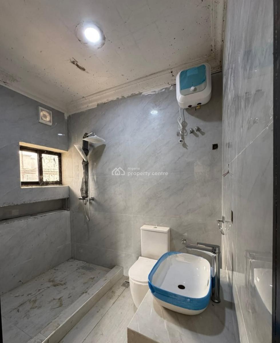 Brand New and Serviced with 24/7 Power Supply 2 Bedroom En-suite Flat., Lekki Phase 1, Lekki, Lagos, Flat / Apartment for Rent