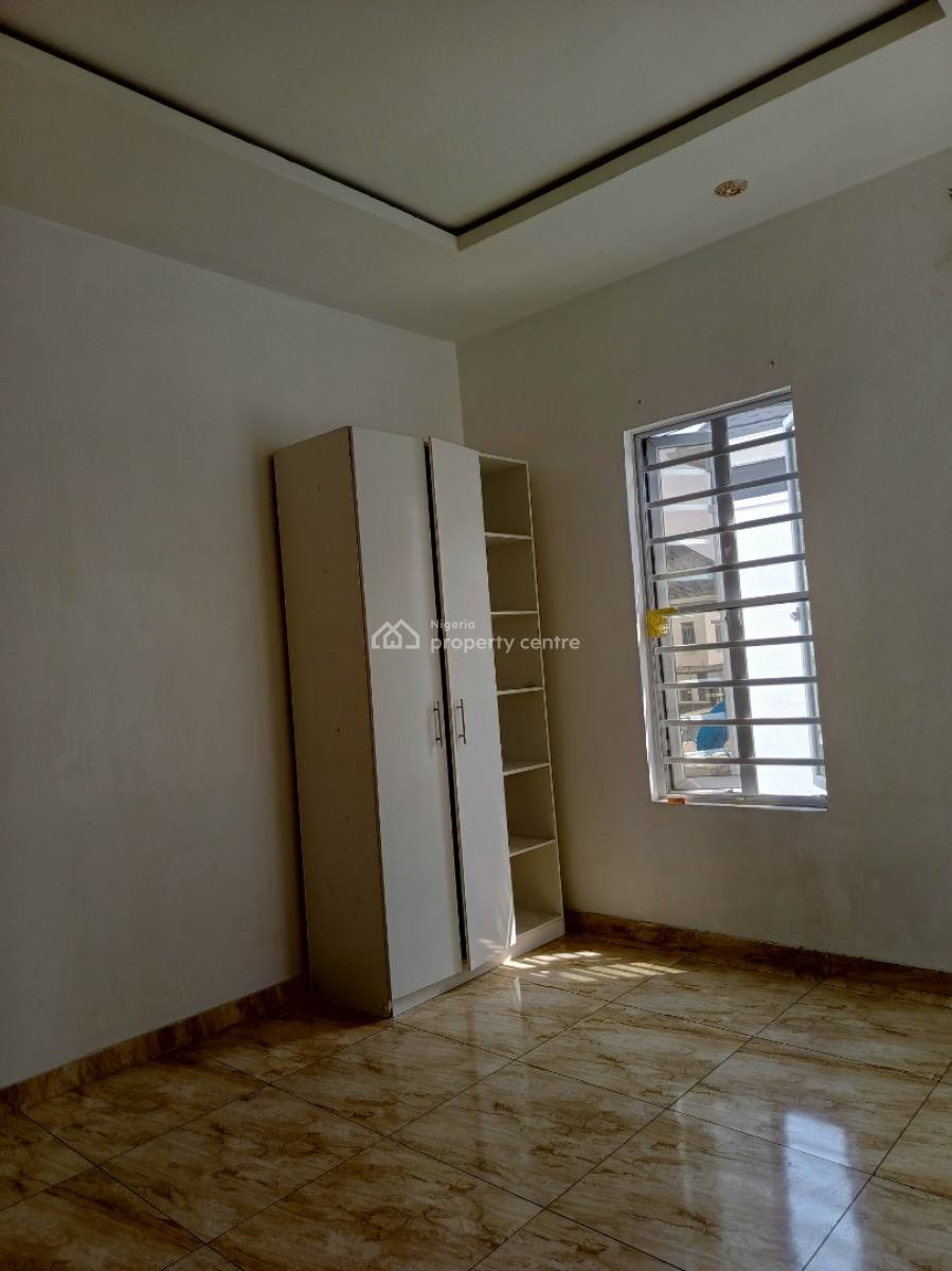 Single Room Upstairs in a Shared Apartment, Orchid Road By The Roundabout, Lekki, Lagos, Flat / Apartment for Rent