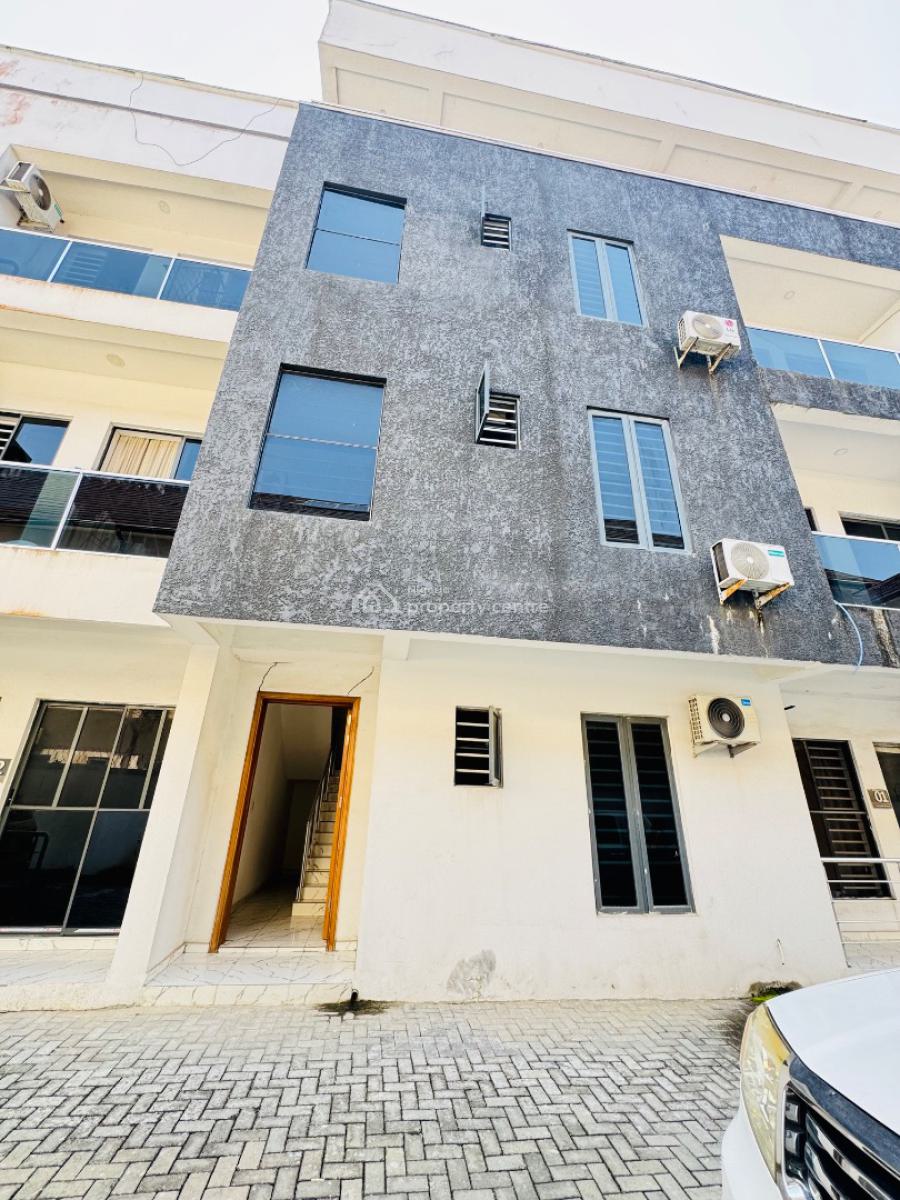 Distress Spacious 2 Bedroom Apartment, Orchid Road, Lekki, Lagos, Flat / Apartment for Sale