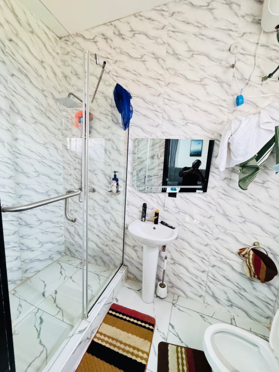 Distress Spacious 2 Bedroom Apartment, Orchid Road, Lekki, Lagos, Flat / Apartment for Sale