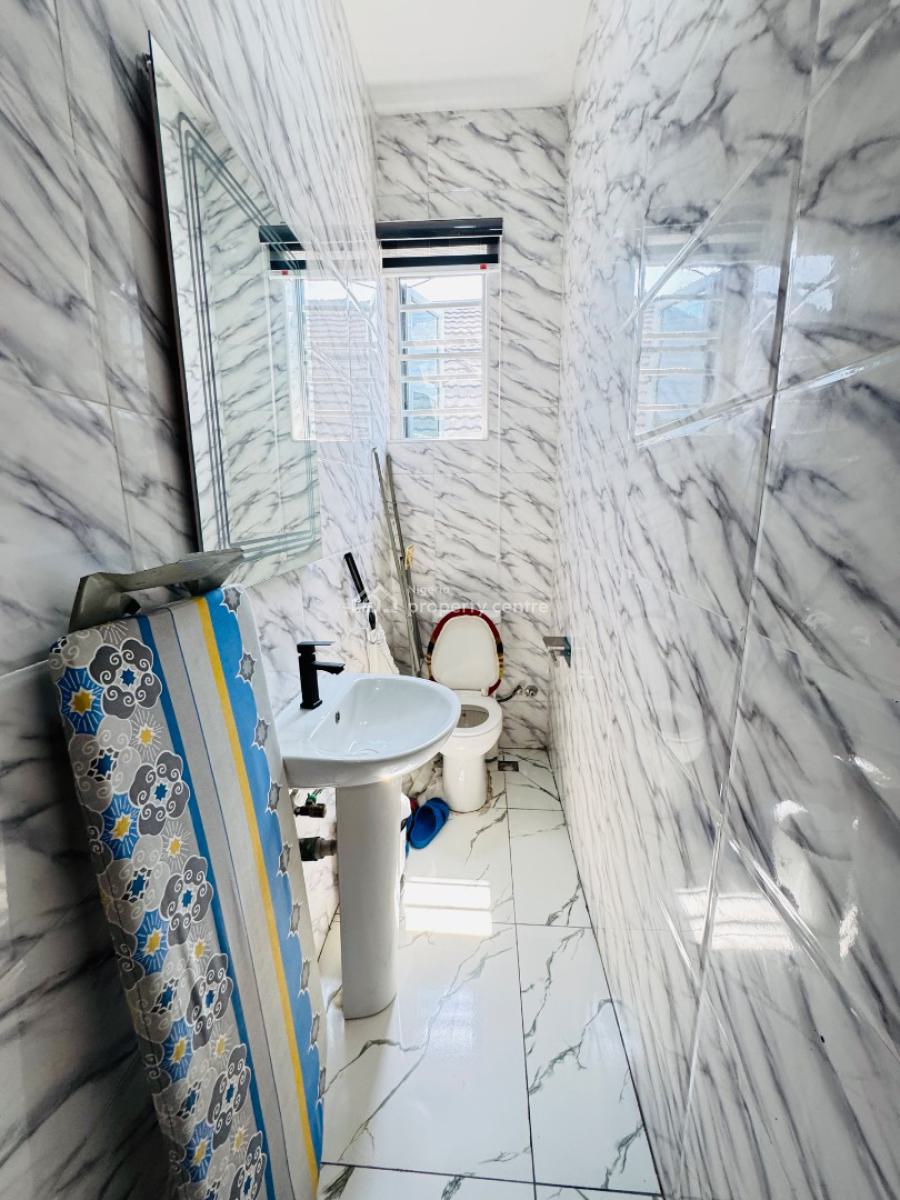 Distress Spacious 2 Bedroom Apartment, Orchid Road, Lekki, Lagos, Flat / Apartment for Sale