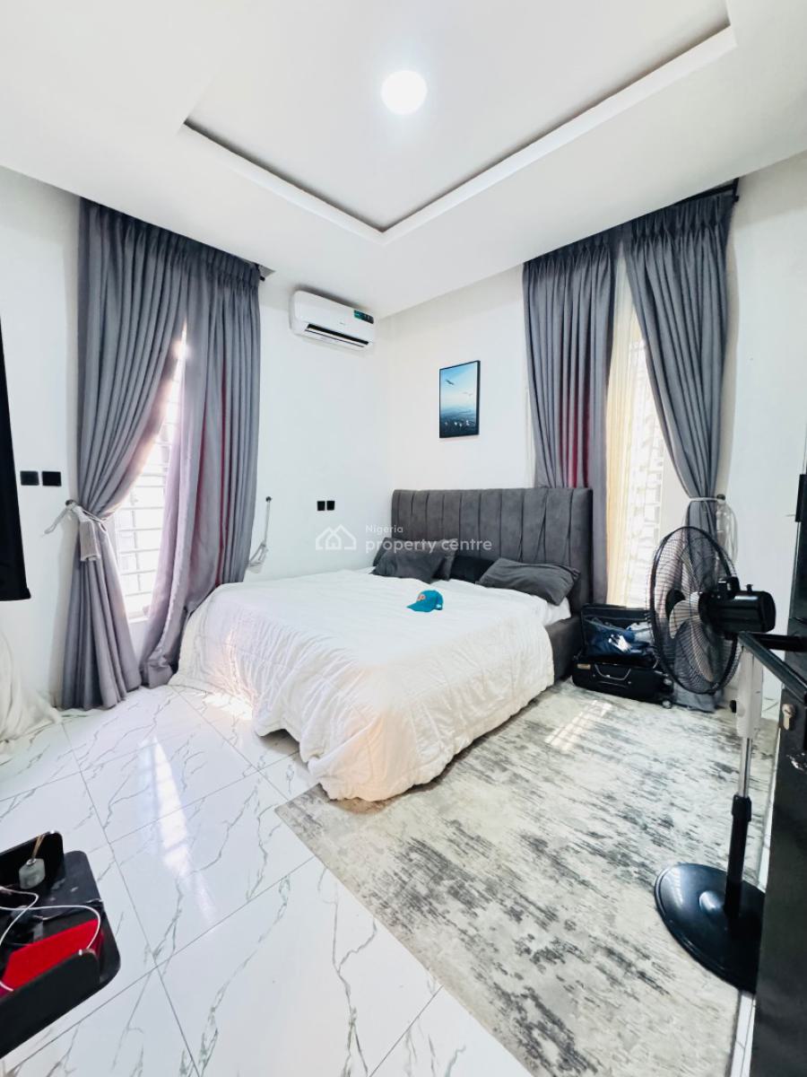 Distress Spacious 2 Bedroom Apartment, Orchid Road, Lekki, Lagos, Flat / Apartment for Sale