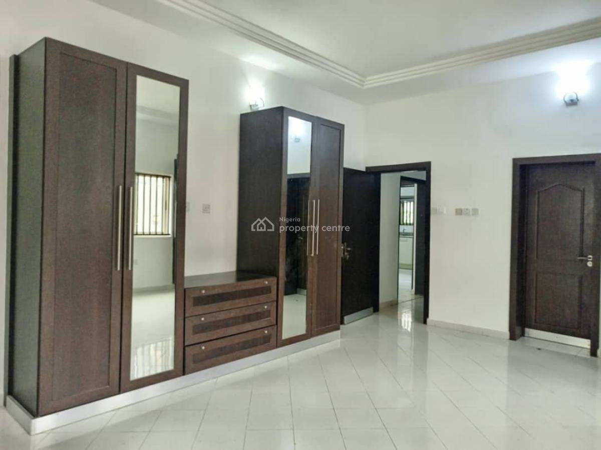 Spacious 3 Bedroom Flat Upstairs with a Room Bq, Lekki Phase 1, Lekki, Lagos, Flat / Apartment for Rent
