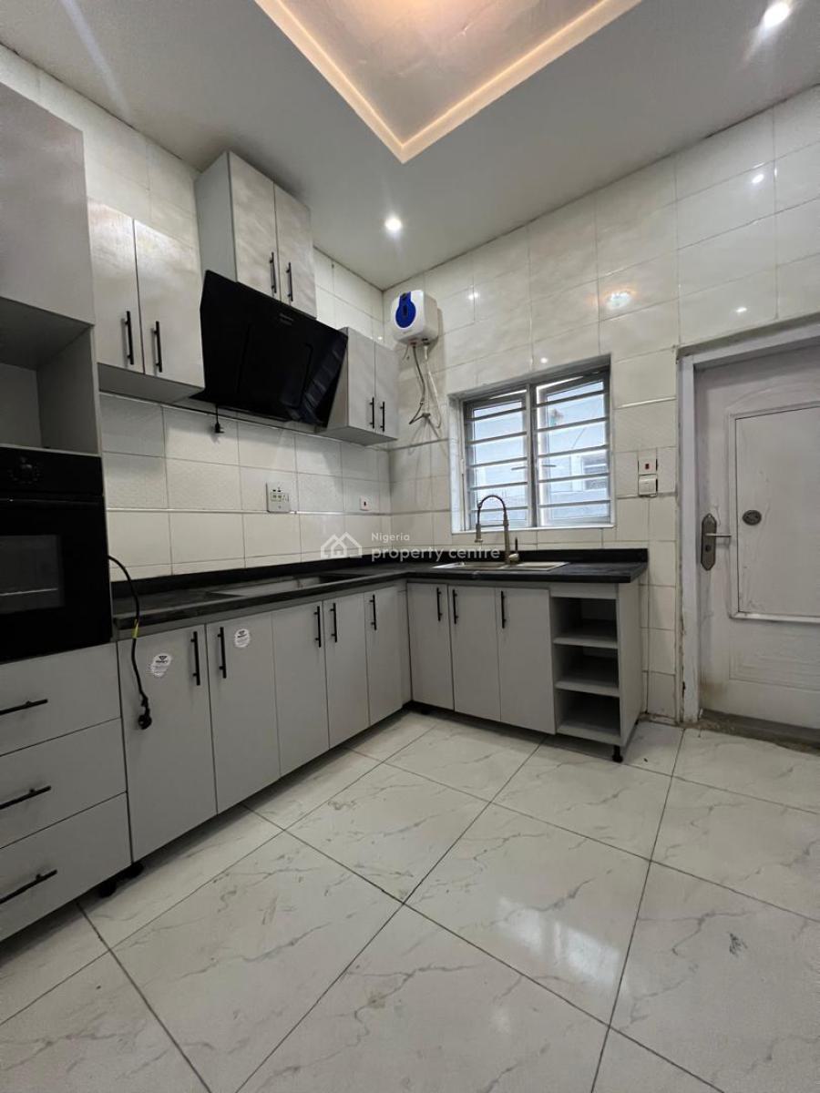 Spacious Semi Master in a Shared Apartment, Royal View Estate, Ikota, Lekki, Lagos, Flat / Apartment for Rent