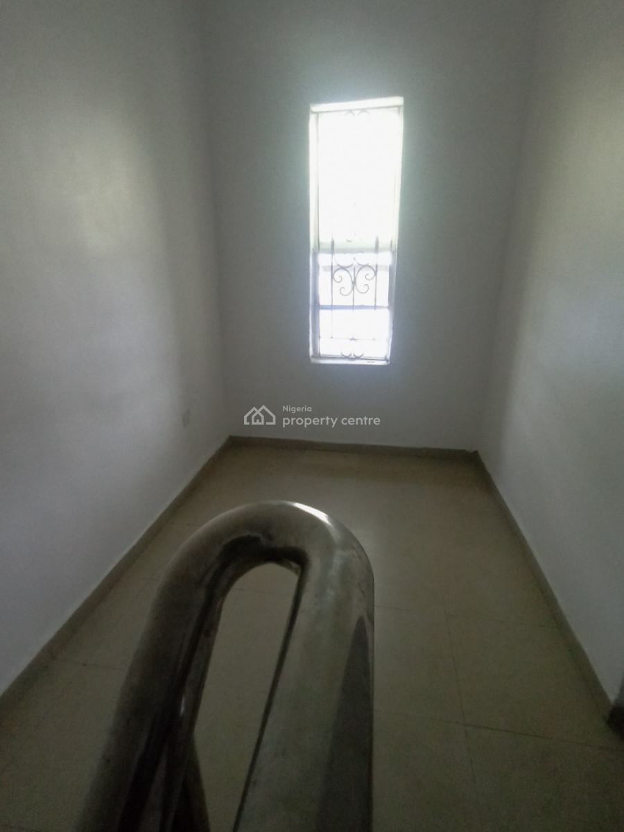 Well Maintained 2 Bedroom Flat Upstairs, Chevron Alternative Route, Lekki, Lagos, Flat / Apartment for Rent