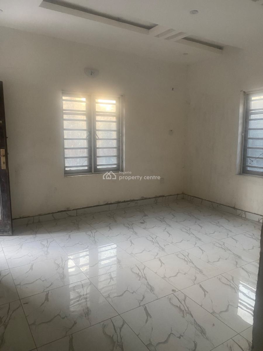 Spacious 2 Bedroom, Iwaya, Yaba, Lagos, Flat / Apartment for Rent